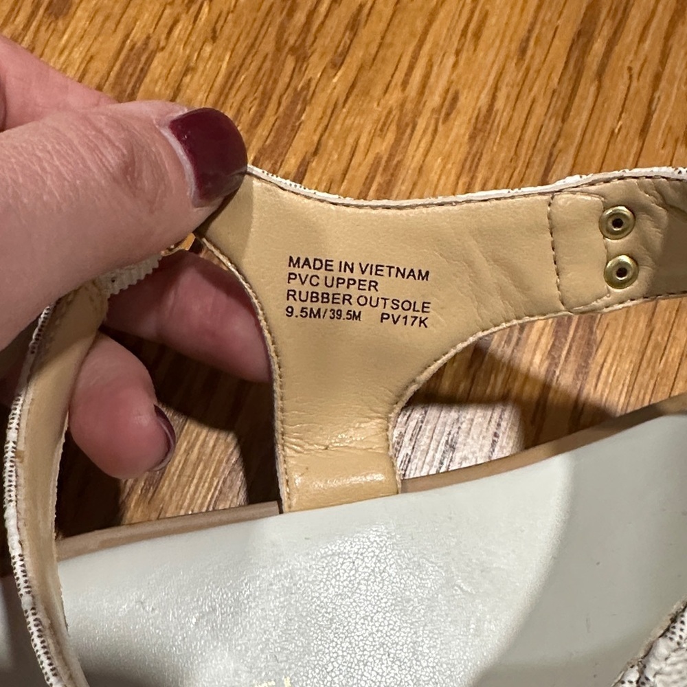 *MICHAEL KORS* Cream x Tan Logo Print MK Plate Sandals Size 9.5 - Picture 12 of 13